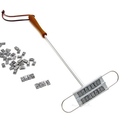 Brandeisen mit einzelnen Buchstaben, die noch eingesetzt werden müssen