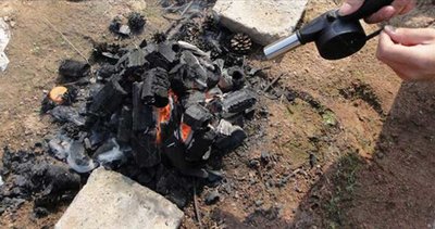 BBQ-Handkurbel-Geblaese beim Grillkohle anzuenden am Strand grillerforum.de