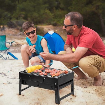 Der mobile Minigrill beim Grillen mit der Familie am Strand
