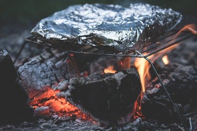 Lagerfeuer mit Grill und Alufolie.jpg