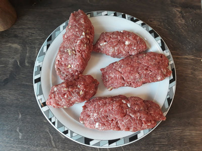 Hackröllchen mit Feta gefüllt - fertig zum Grillen