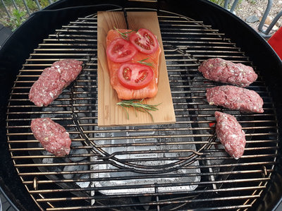 Hackröllchen mit Feta auf dem Grill