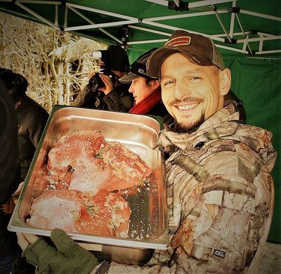 Bildrechte: Messe Stuttgart - Samuel Golter vom Landesjagdverband Baden-Württemberg zeigt eine Wildschweinkeule