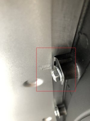 Deckel_Seitenblende_rechts_Schraube schief.jpeg